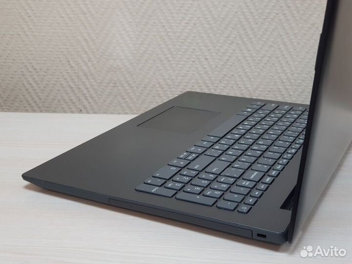 Ноутбук Lenovo на Core i3 7020U с MX150 2Gb