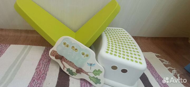 Полки, вешалка и стульчик-лесенка для детской