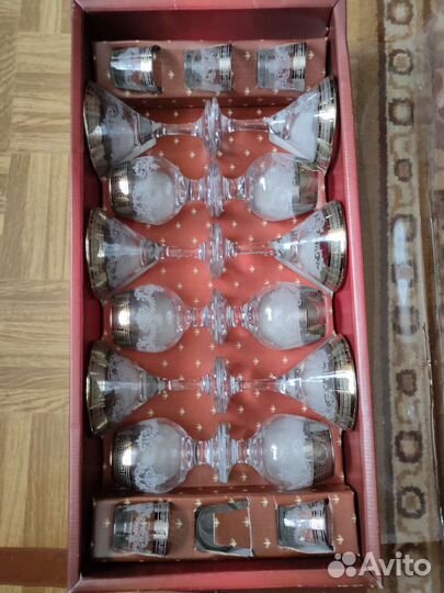 Набор бокалов и рюмок