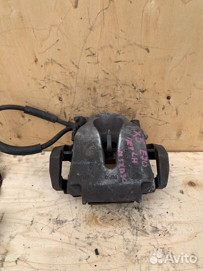 Передний левый суппорт BMW X5 E70