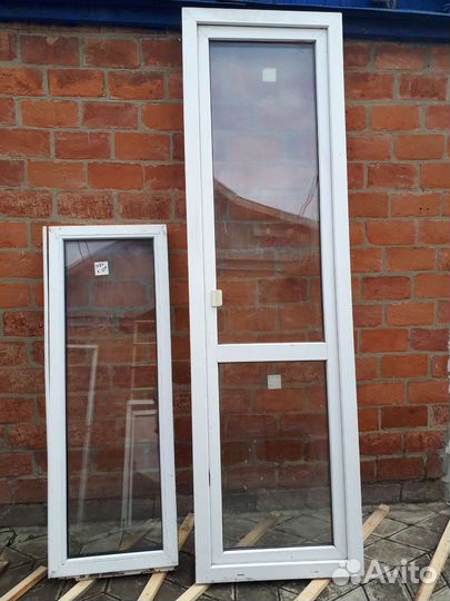Дверь металлопластиковая балконная с окном