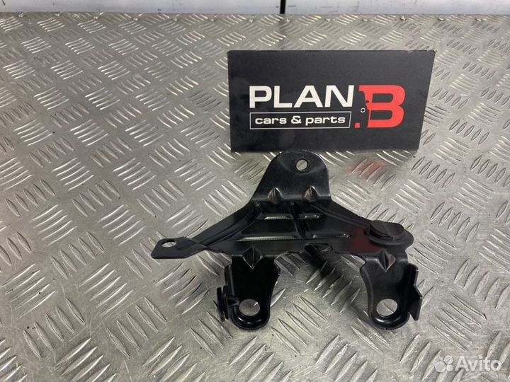 Кронштейн вакуумного насоса Volvo V70 II