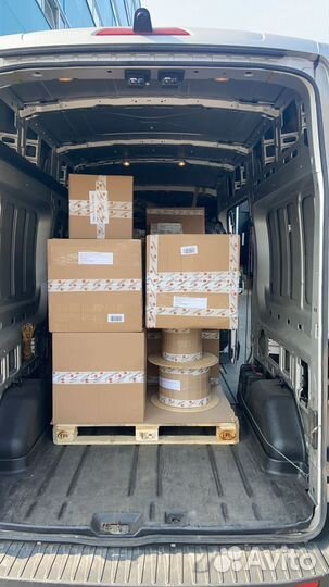 Водитель экспедитор со своим грузовым авто