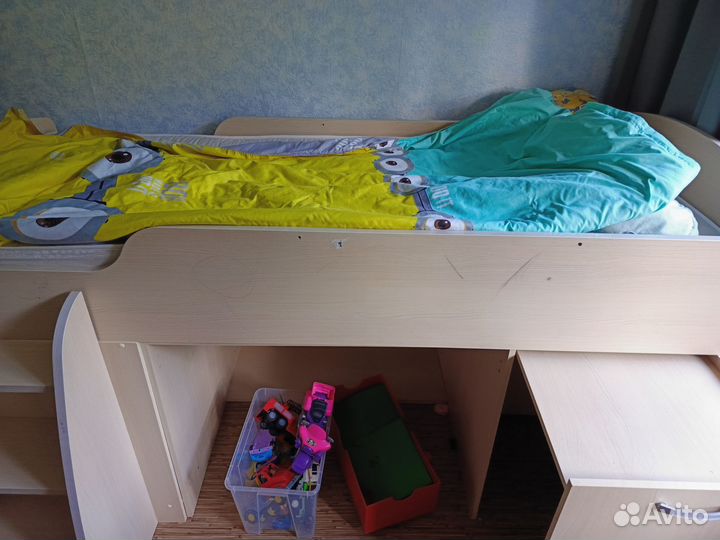 Кровать чердак со столом и шкафом бу