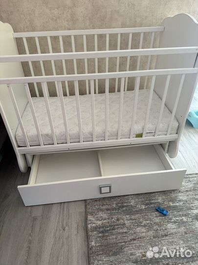 Детская кроватка с маятником и ящиком