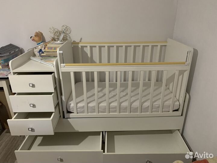 Детская кроватка с маятником