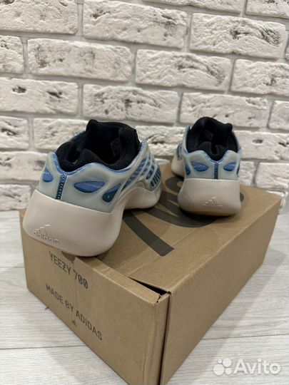 Кроссовки adidas yeezy boost 700 v3