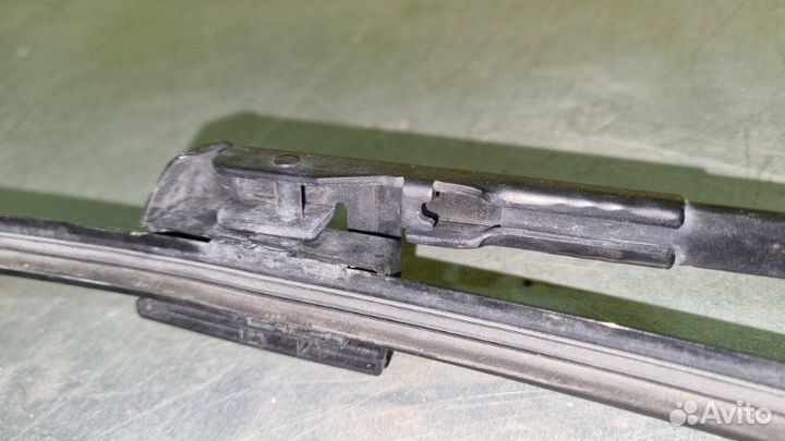 Поводок стеклоочистителя передний правый Geely