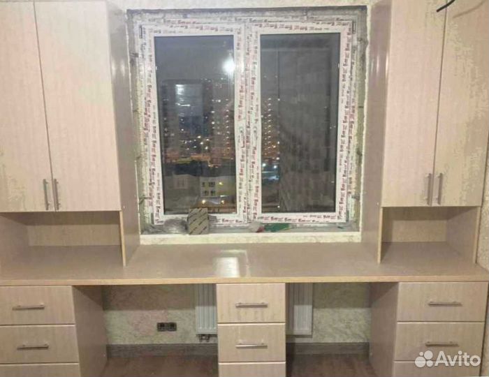 Рабочая зона в углу у окна