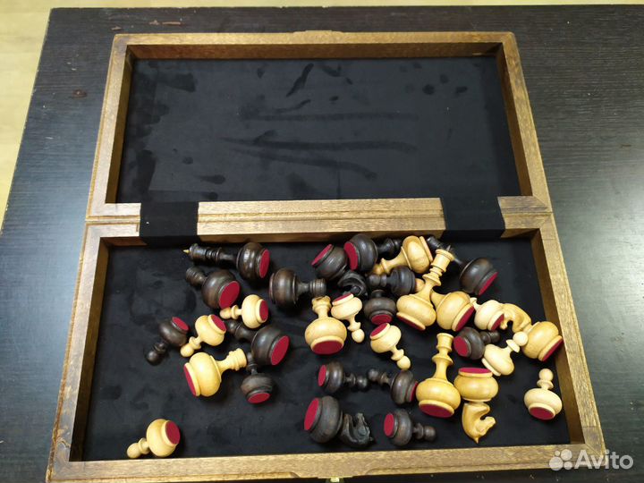 Шахматы бочонки на доске из ореха