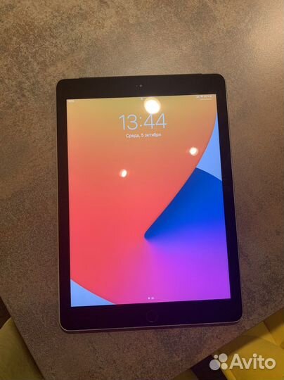 iPad 6th generation 128 gb Wi-Fi + Cellular