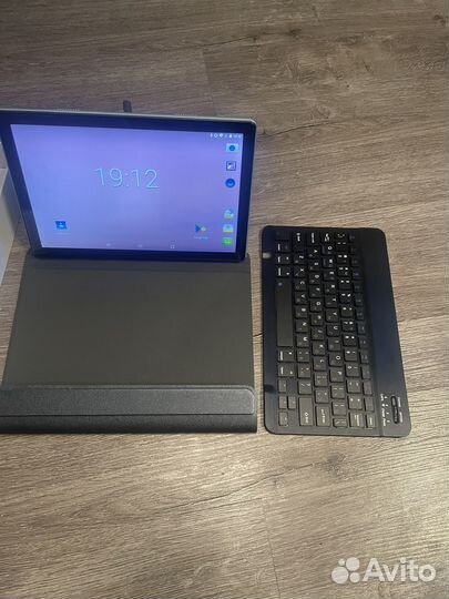 Планшет с клавиатурой и стилусом 10,1