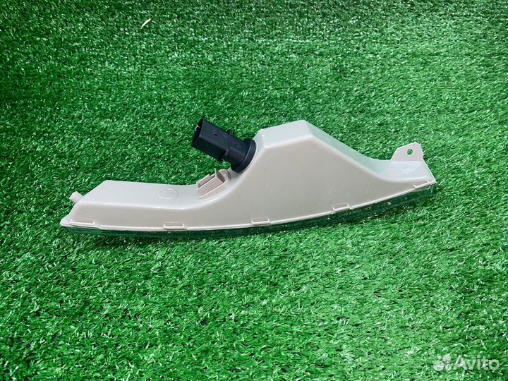 Поворотник в бампер правый VW Passat B6 VAG