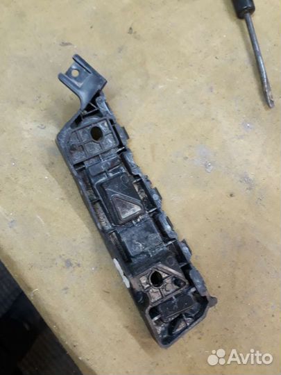 Колрей крепление бампера левое sx12 19-23