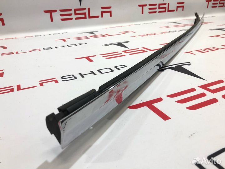 Молдинг двери задней правой Tesla Model X 2019