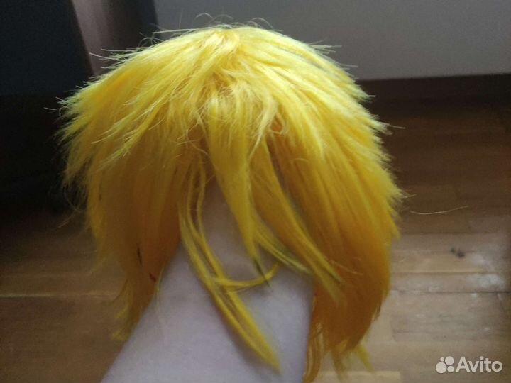 Парик жёлтый короткий