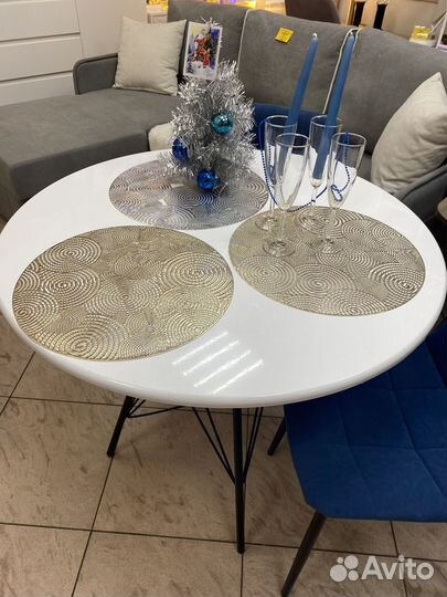 Стол обеденный