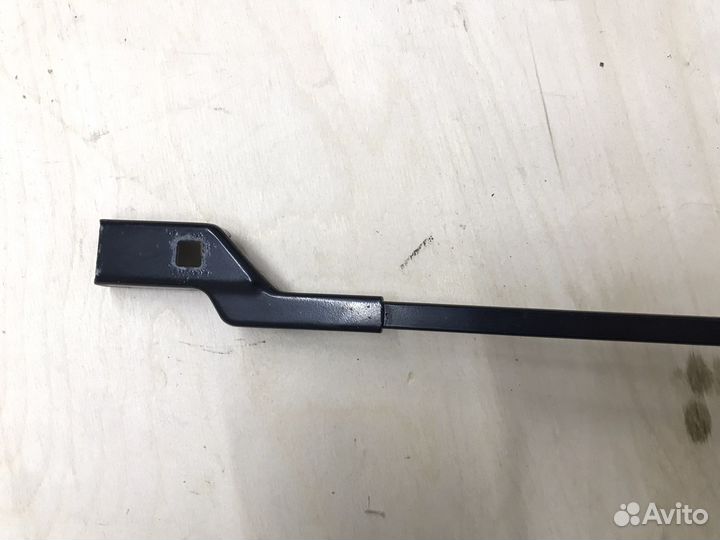 Правый поводок стеклоочистителя Superb 2