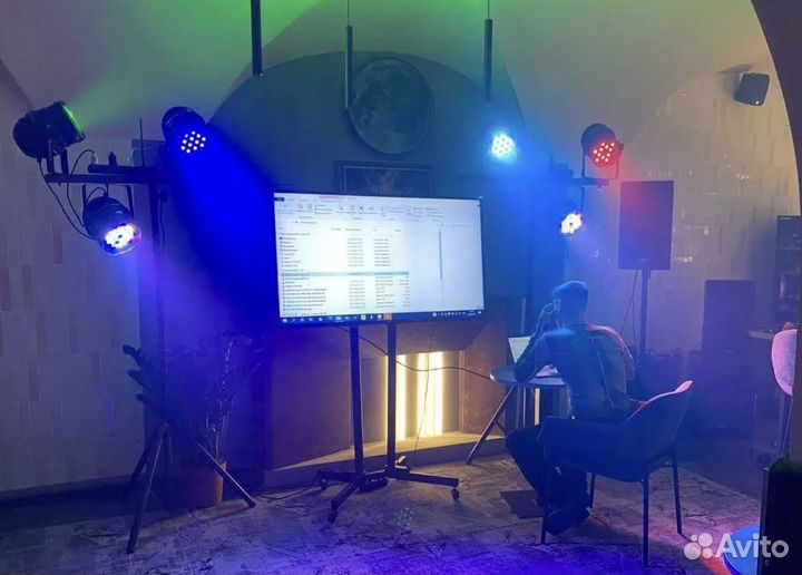 Прокат телевизоров на стойках