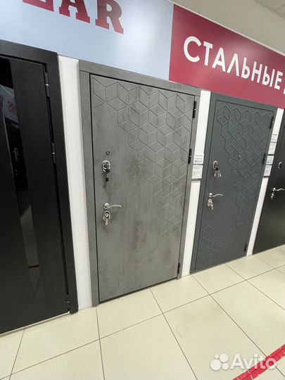 Входная дверь в квартиру с зеркалом