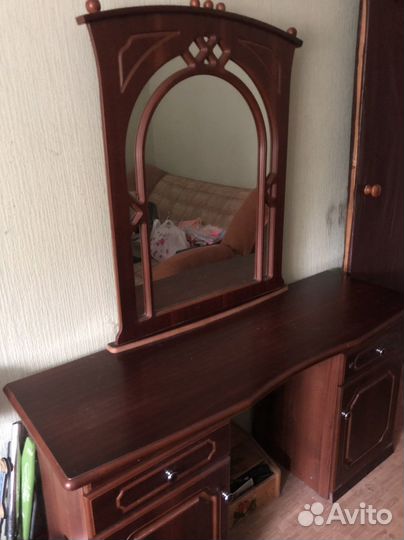 Трюмо с зеркалом