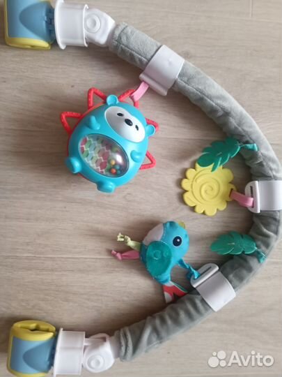 Игровая дуга с игрушками