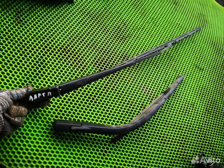 Поводок дворника на LADA Largus 2012-н.в