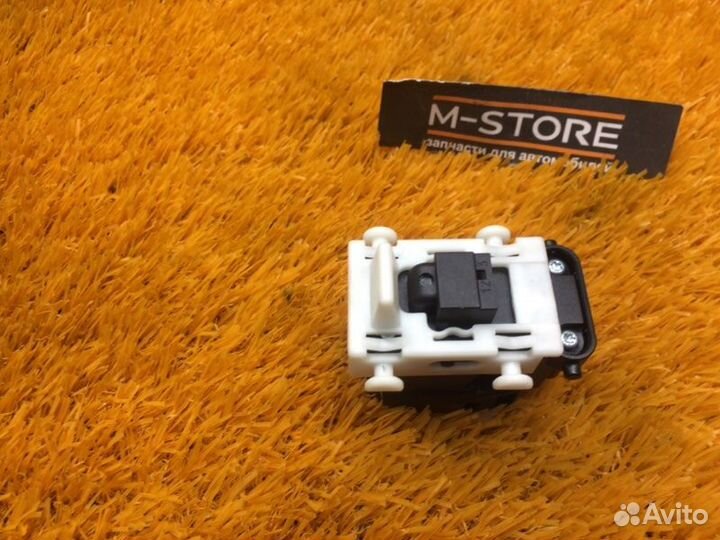 Кнопка стеклоподъемника задняя левая Mercedes-Benz