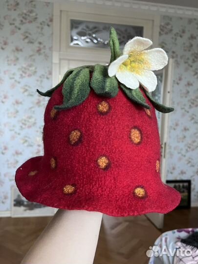 Шапочка-клубничка войлок ручная работа