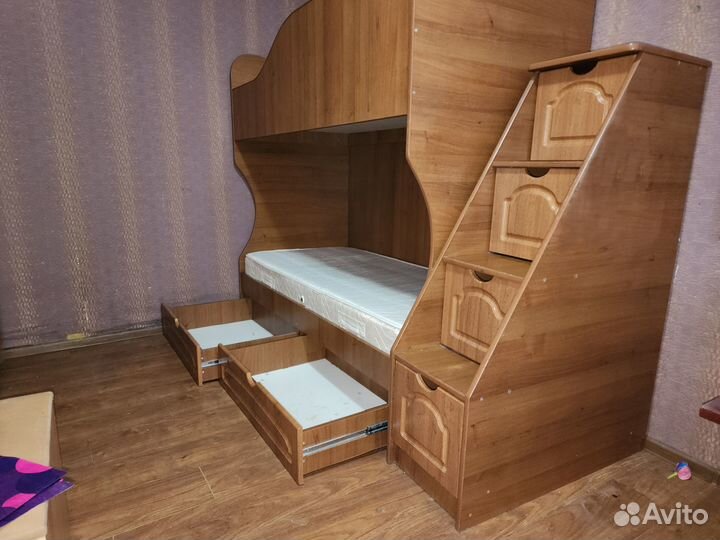 Двухярусная кровать с матрасами