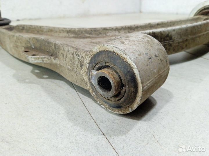 Рычаг передний правый
