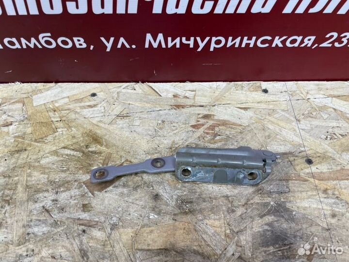 Петля капота левая Renault Sandero Stepway