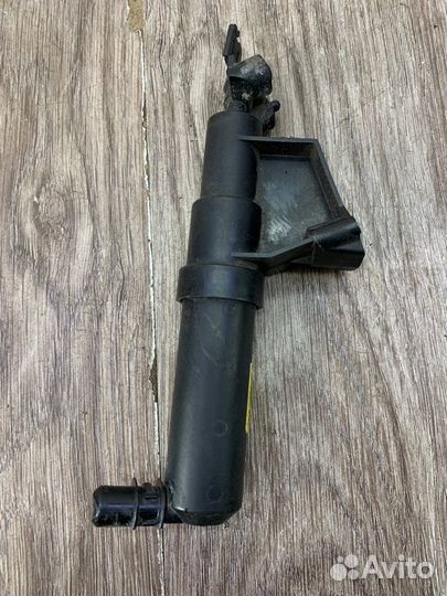 Форсунка омывателя фар передняя правая Volvo V50