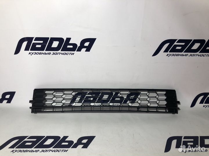 Решетка бампера skoda rapid 17-20