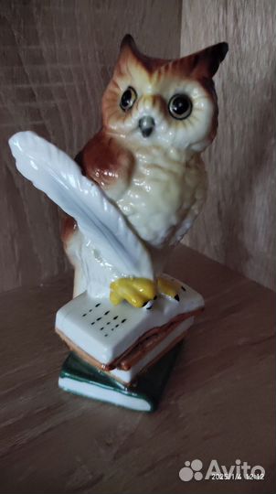 Статуэтка сова на книгах фарфор
