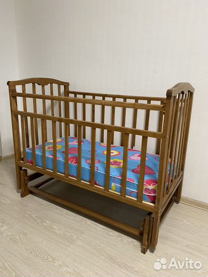 Детская кроватка с маятником