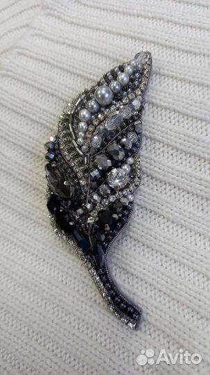 Брошь ручной работы Перышко