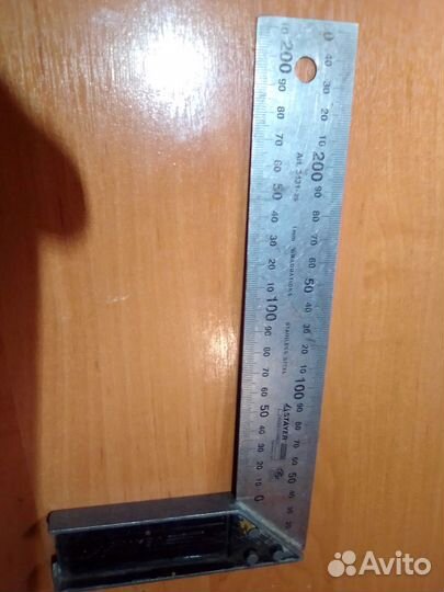 Угольник металлический