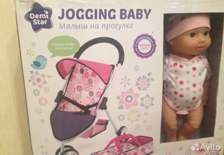Малыш на прогулке: коляска и большой пупс