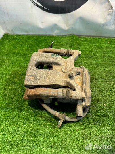 Суппорт тормозной задний правый Honda Vezel RU4