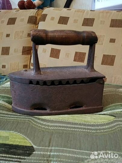 Старинный утюг на углях продам