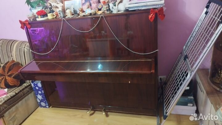 Пианино красный октябрь