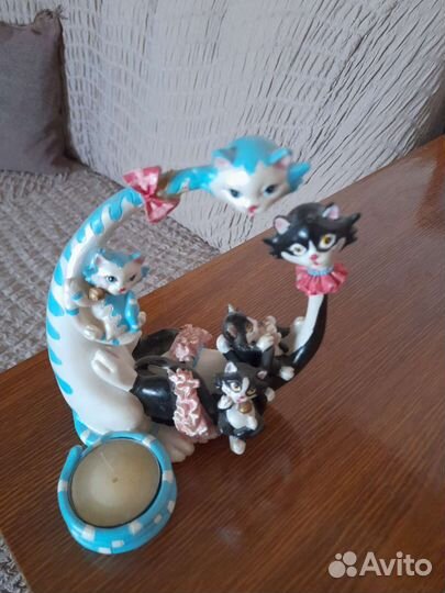 Статуэтка негритянка и семейство котиков