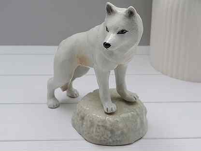 Статуэтка "Белый волк на скале", фарфор