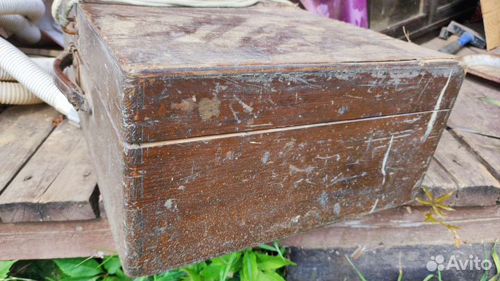 Старинный деревянный антикварный чемодан