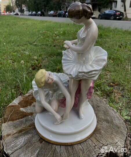 Статуэтка фарфоровая Балерины перед выступлением