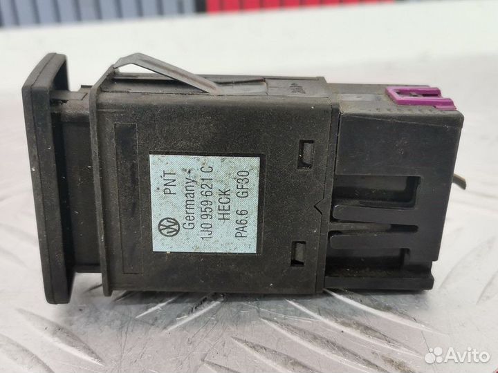 Кнопка обогрева заднего стекла Volkswagen Golf 4