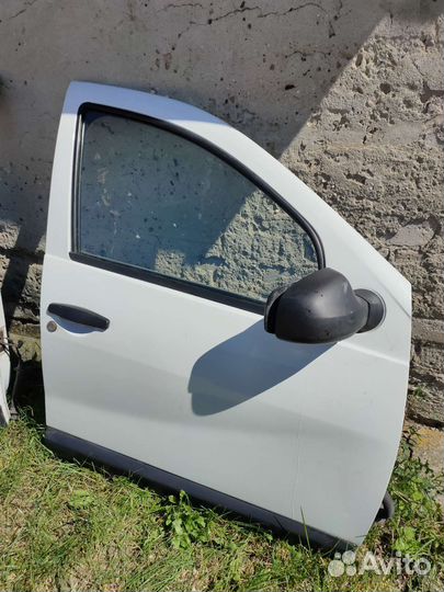 Двери renault сандеро1