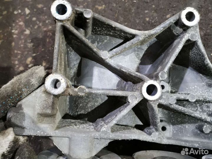 Кронштейн генератора Audi A6 C6