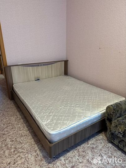 Двухспальная кровать с матрасом